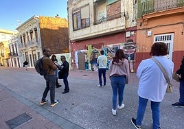 Asistentes al primer día de visitas a las seis propiedades en subasta de Plan Cabanyal-Canyamelar.