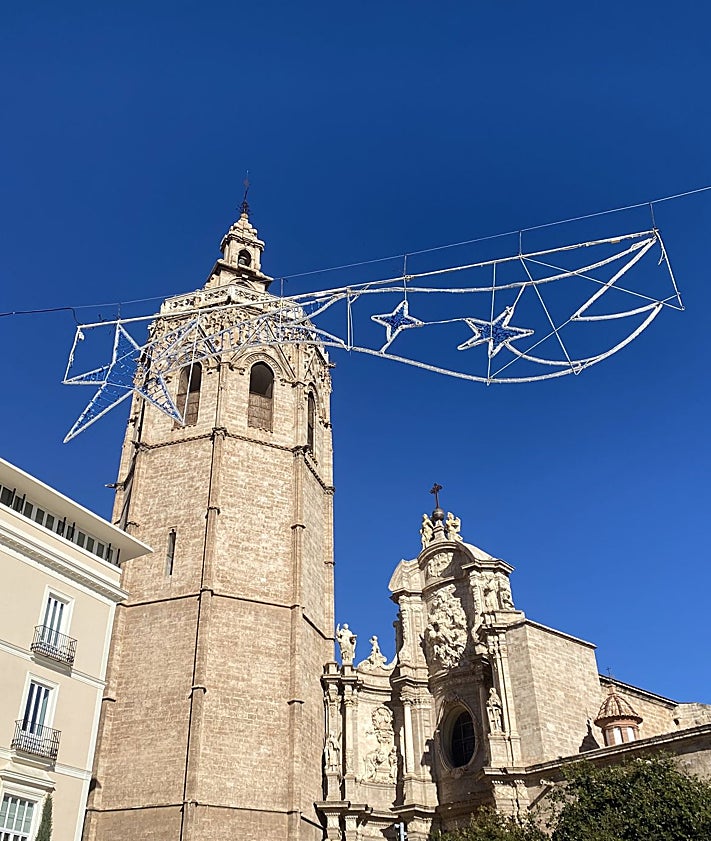 Imagen secundaria 2 - Instrumentos musicales y decoración navideña en la plaza de la Reina.