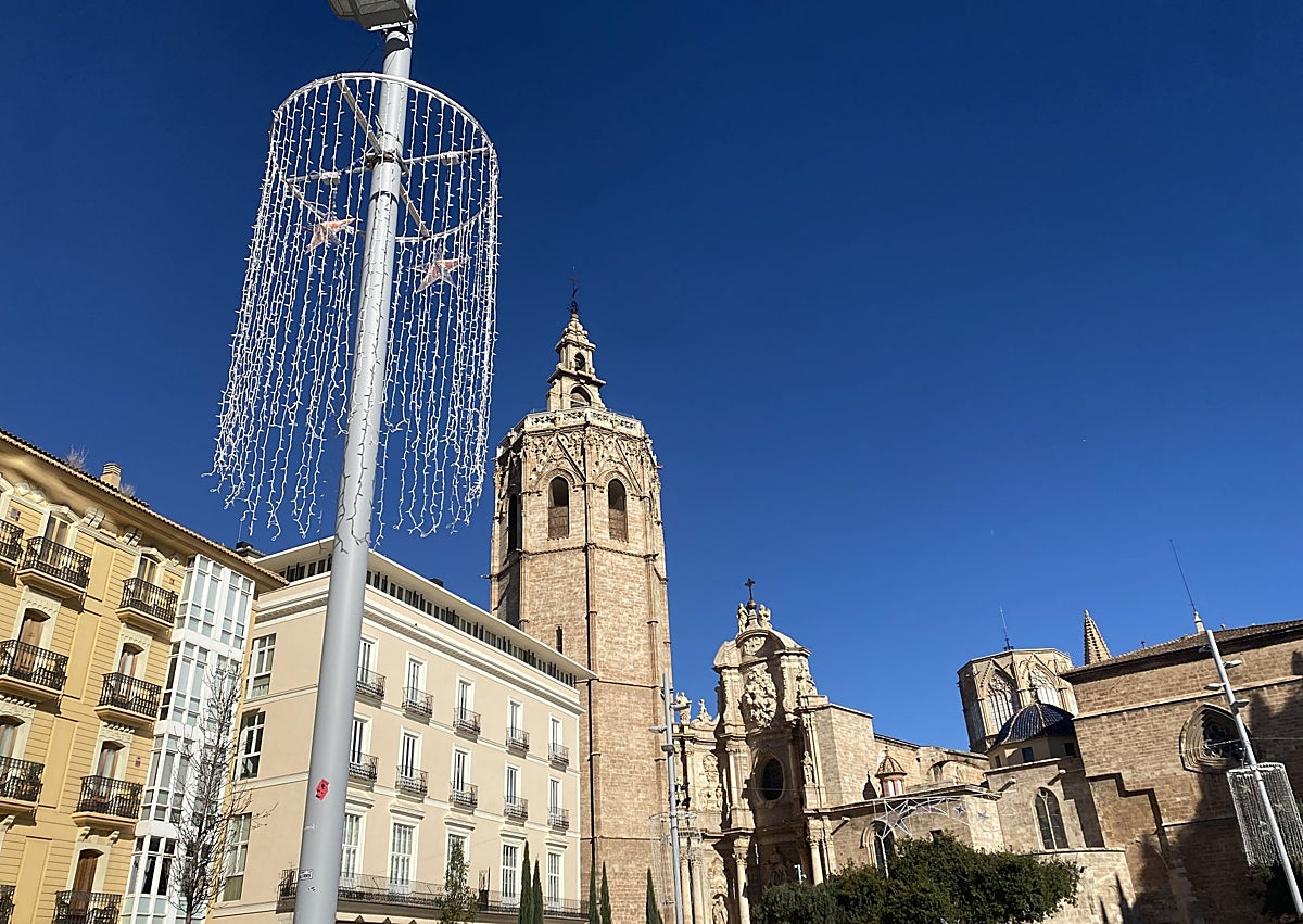 Imagen secundaria 1 - Instrumentos musicales y decoración navideña en la plaza de la Reina.