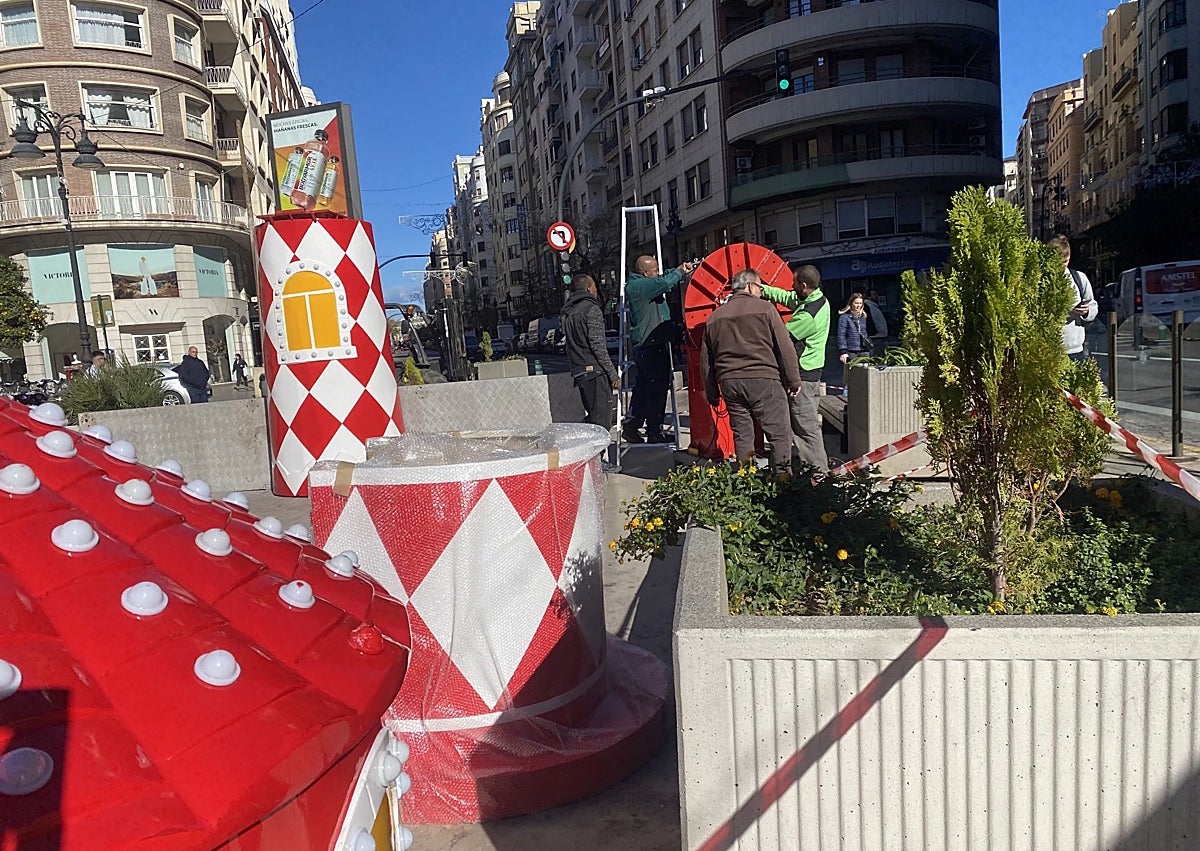 Imagen secundaria 1 - Montaje de la noria y el trenecito en la plaza de San Agustín.