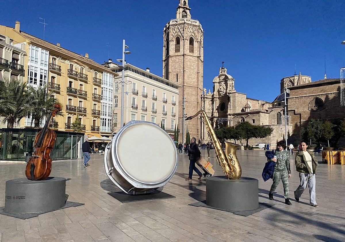 Imagen principal - Instrumentos musicales y decoración navideña en la plaza de la Reina.