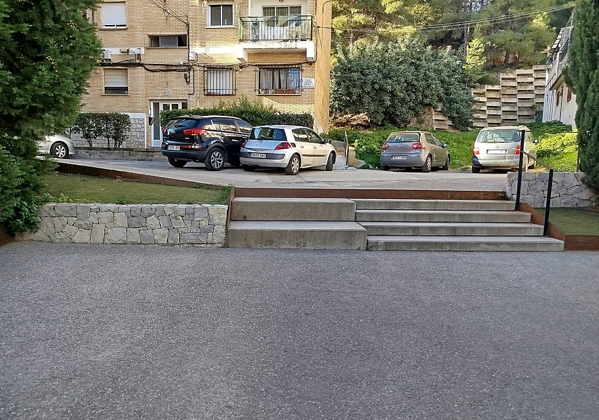 Imagen principal - Los vecinos de esta barriada de Chiva están cercados por escaleras y cuestas, sin una rampa que haga accesible la llegada a sus casas.