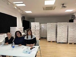 Eva Tejedor, exalcaldesa del municipio, con las cajas de Navidad tras ella.