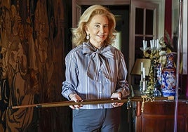 Mayrén Beneyto, con las dos varas de mando, una de su padre cuando fue teniente alcalde y otra suya.