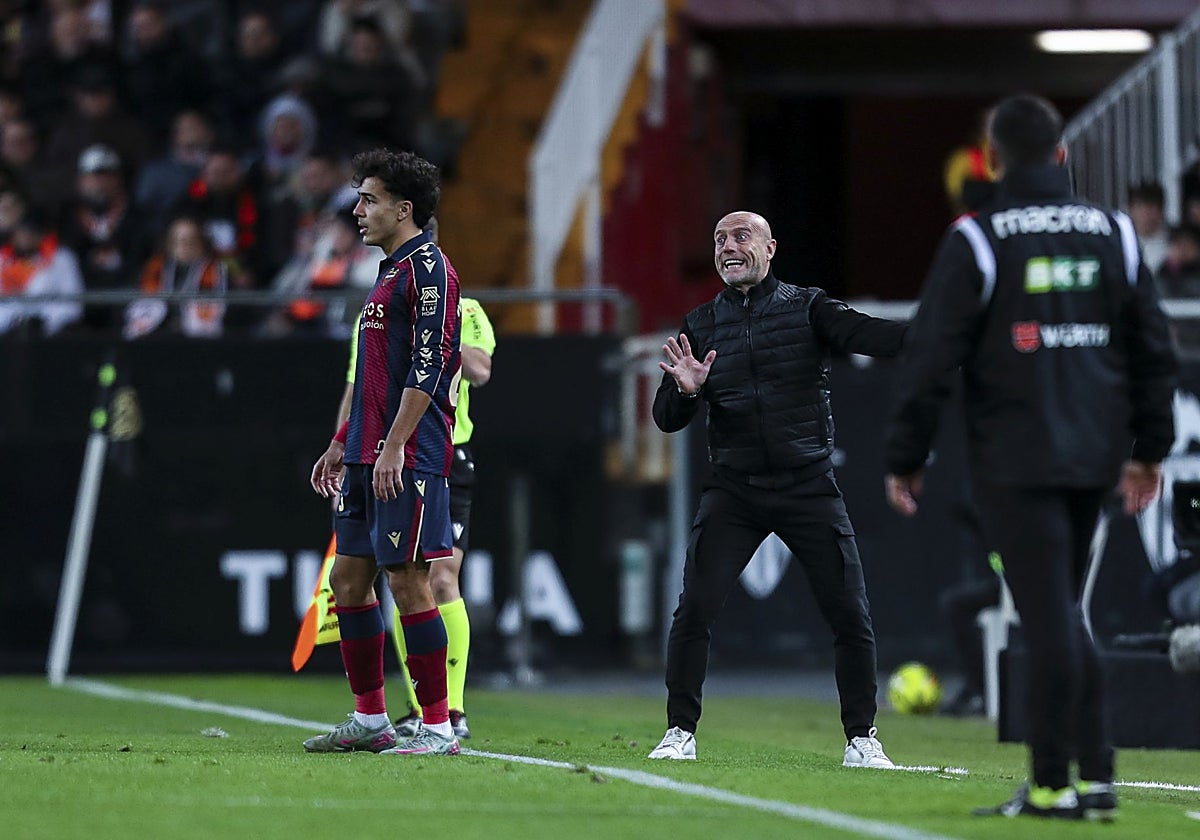 Julián Calero da indicaciones a sus jugadores en el derbi