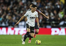 Pepelu retiene un balón frente a un jugador del Levante.