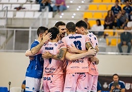 Abrazo de celebración entre los jugadores.