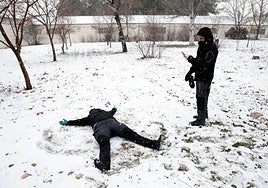 Dos jóvenes juegan en la nieve.