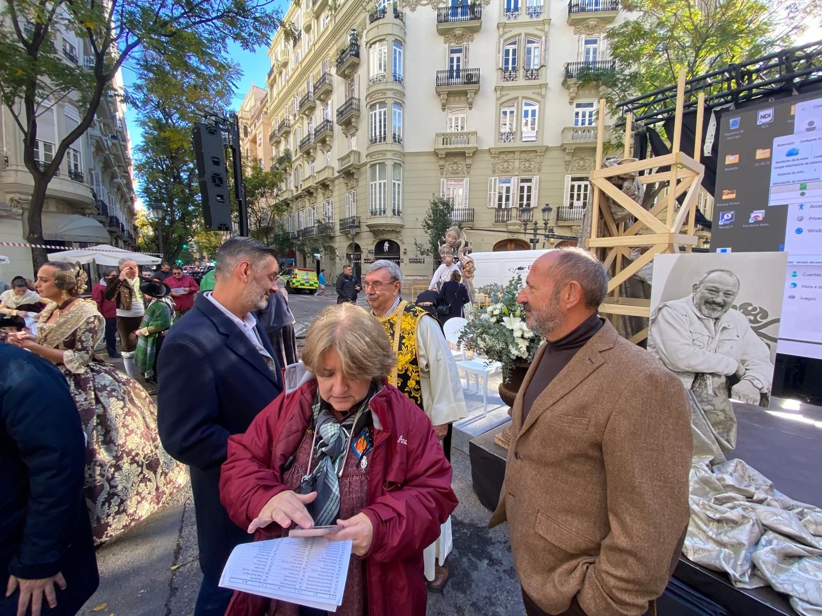 Manolo Algarra ya tiene su placa homenaje en el Ensanche