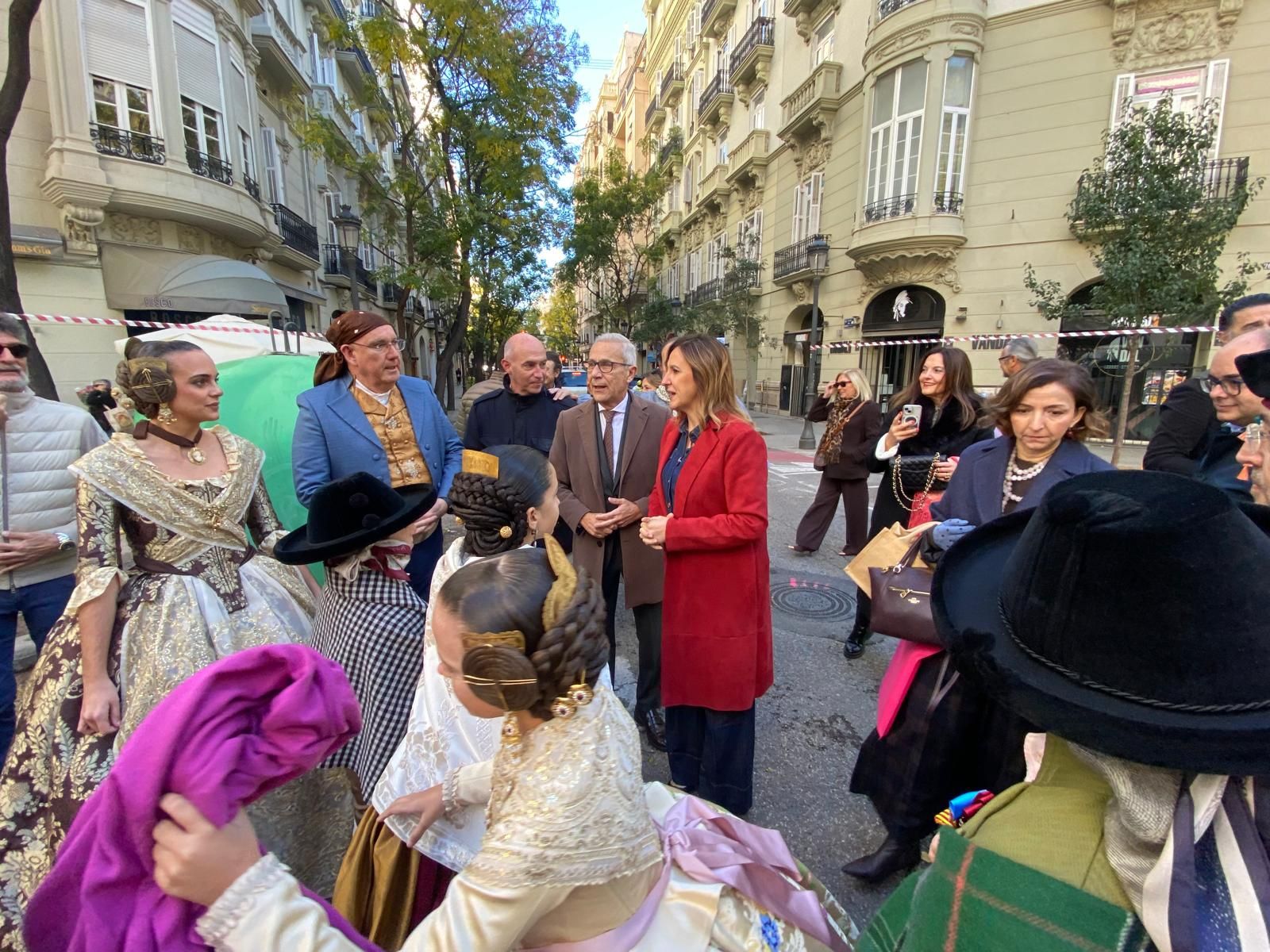Manolo Algarra ya tiene su placa homenaje en el Ensanche