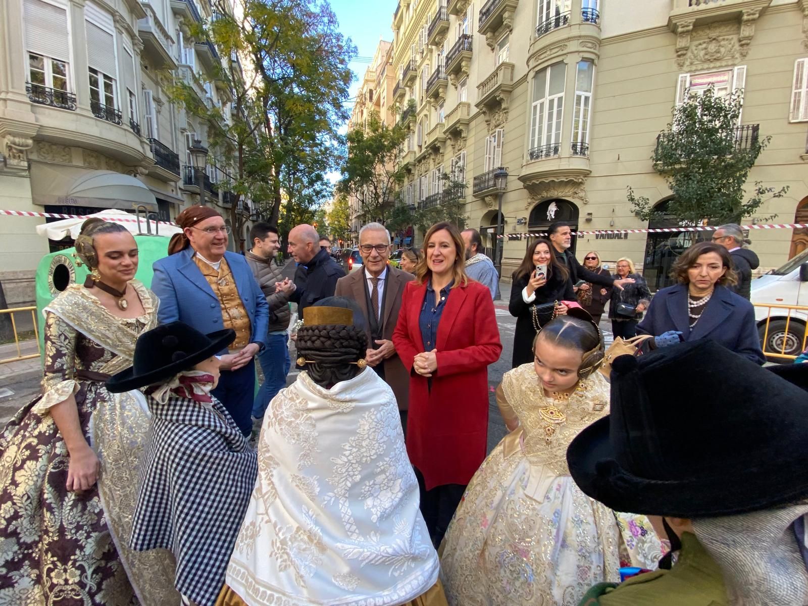 Manolo Algarra ya tiene su placa homenaje en el Ensanche