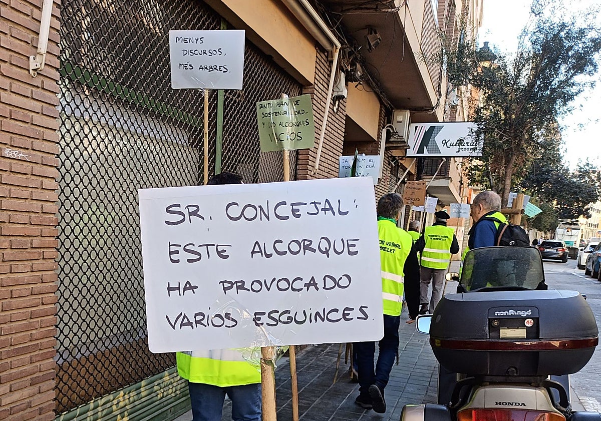 Imagen principal - Algunos de los lemas de los carteles reivindicativos en Benimaclet.