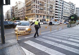 Cortes con control policial en el centro de Valencia, entre la calle Xàtiva y San Vicente, este sábado.