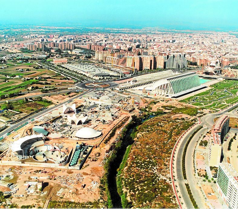 Imagen secundaria 2 - Vista aérea. Vista general del Jardín del Turia en el tramo frente al IVAM. | Antiguos usos. Carros en el lecho del Turia antes de las obras de desvío del río tras la riada de 1957.| Construcción. Obras de la Ciudad de las Artes y las Ciencias a finales de los años 90.