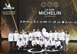Los chefs de restaurantes con tres Estrellas Michelin posan durante la gala de 2025.