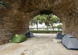 Imagen de archivo de personas sin hogar en Valencia.