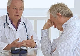 Un hombre acude a la consulta médica, en imagen de archivo.