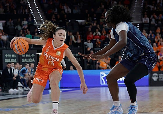 Marta Llompart inicia un ataque ante la defensa del Leganés.