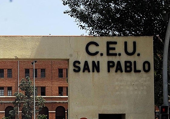 La entrada a las dependencias de Moncada.