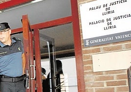Imagen de archivo de la puerta del Palacio de la Justicia de Llíria.