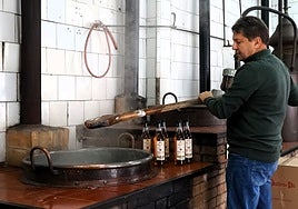 José Pla durante la elaboración del ron quemado.