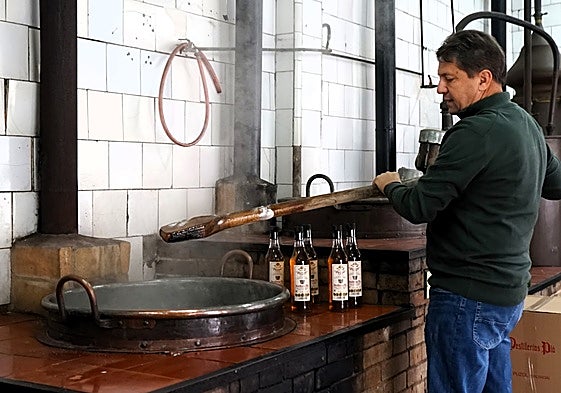 José Pla durante la elaboración del ron quemado.