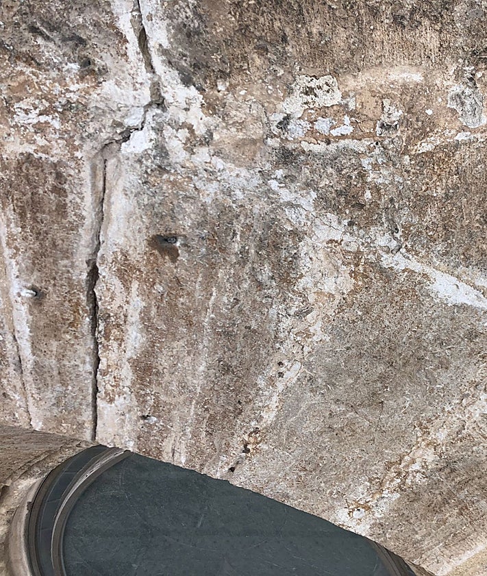 Imagen secundaria 2 - Andamios exteriores que ya se han retirado, trabajos de reposición y grietas detectadas.