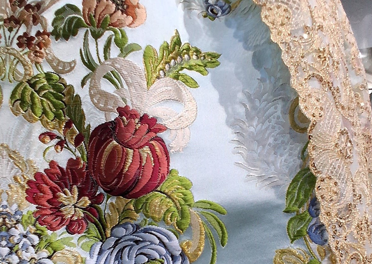 Imagen secundaria 1 - Peinetas y pendientes de José de Roses y detalle del dibujo de la tela, con granadas.