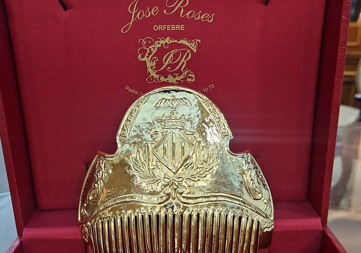 Imagen principal - Peinetas y pendientes de José de Roses y detalle del dibujo de la tela, con granadas.