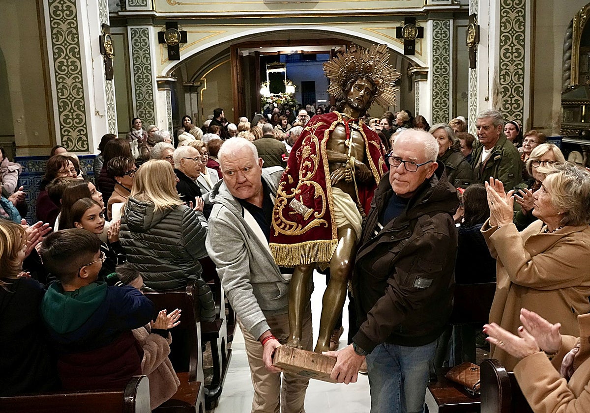 Imagen principal - Talla del Ecce Homo de Picanya, recibida por los vecinos.