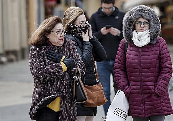Tres mujeres protegidas contra el viento y el frio.