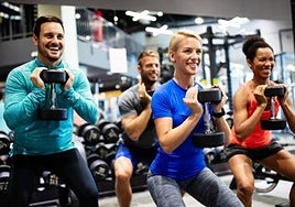 Un grupo de personas hace ejercicio en un gimnasio.