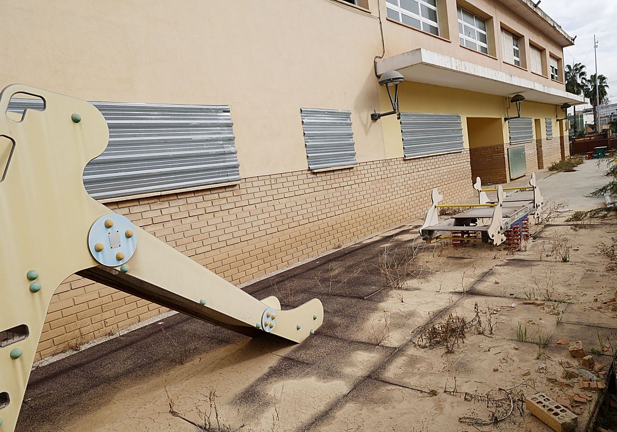 Estado actual del colegio original, que permanece vallado.