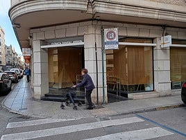 Una mujer mayor pasa por delante de la clínica en la mañana de este lunes.