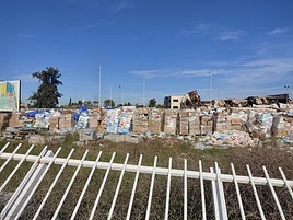 Estado de la valla del solar municipal.