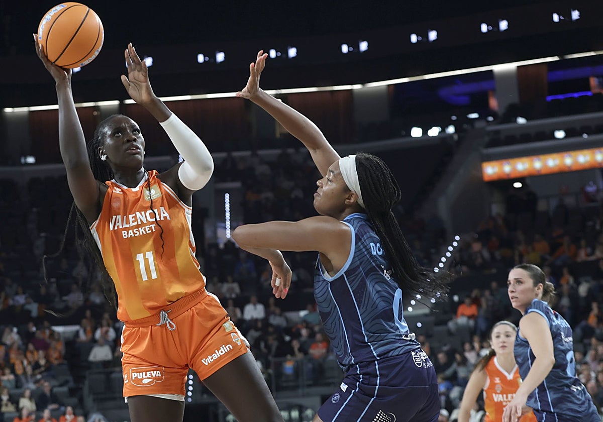 Awa Fam, durante el partido de este domingo entre el Valencia Basket y el Leganés.