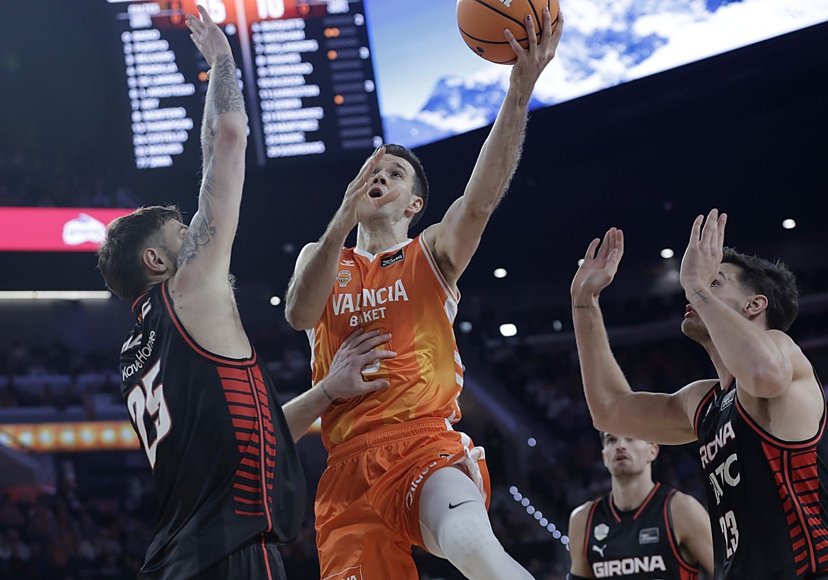 Xabi López-Arostegui encara el aro del Bàsquet Girona.