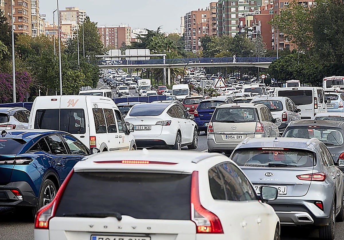 Atascos para acceder por la avenida del Cid.