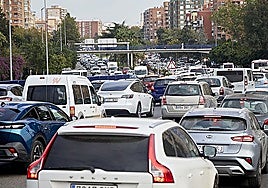 Atascos para acceder por la avenida del Cid.