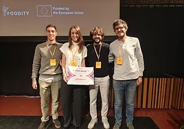 Parte del equipo Ibions con sus fundadores, los doctores Bañón y Madrigal, en la final de Foodity.