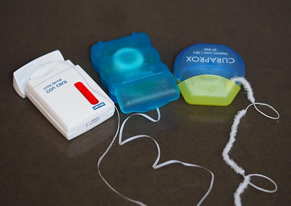 Imagen secundaria 1 - Cepillos manuales y enjuagues bucales en la Clínica Perios Salanova, detalle de los tres tipos de hilo dental y detalle de cepillo eléctrico y cepillos interdentales