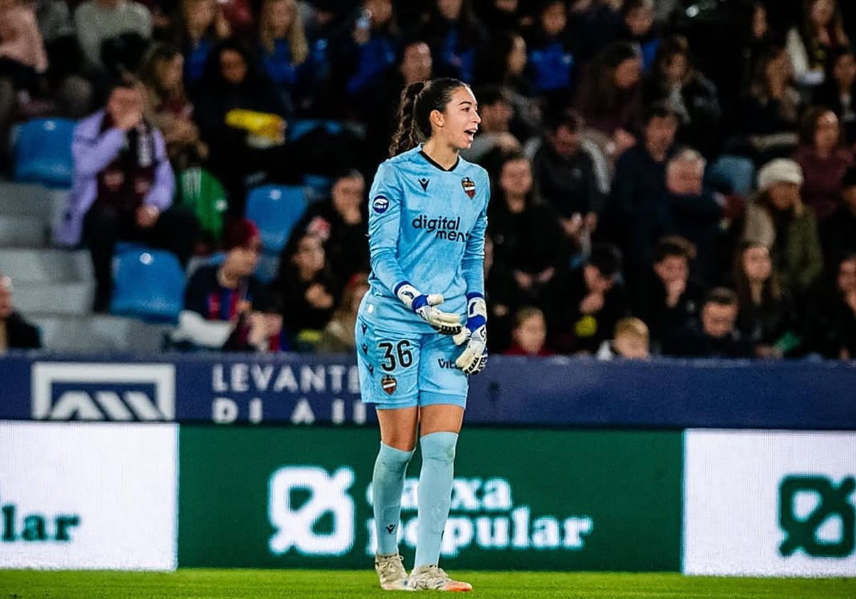 Debut de la portera Anna Álvarez.