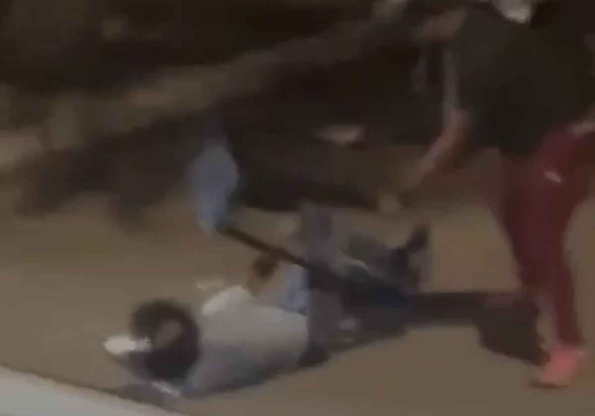 Investigan si la reyerta está relacionada con la muerte de un hombre tras una paliza en Sevilla.