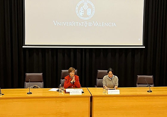 La rectora de la UV, Mavi Mestre, junto a la doctora de la UNAM Soledad Funes en el acto inaugural de las jornadas este lunes.