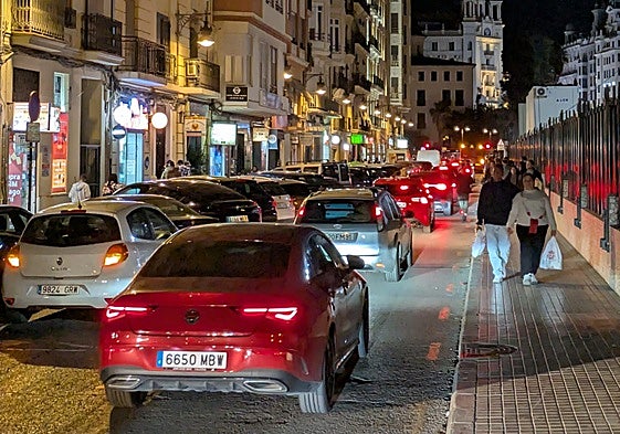 Coches en la calle Bailén, el sábado pasado.