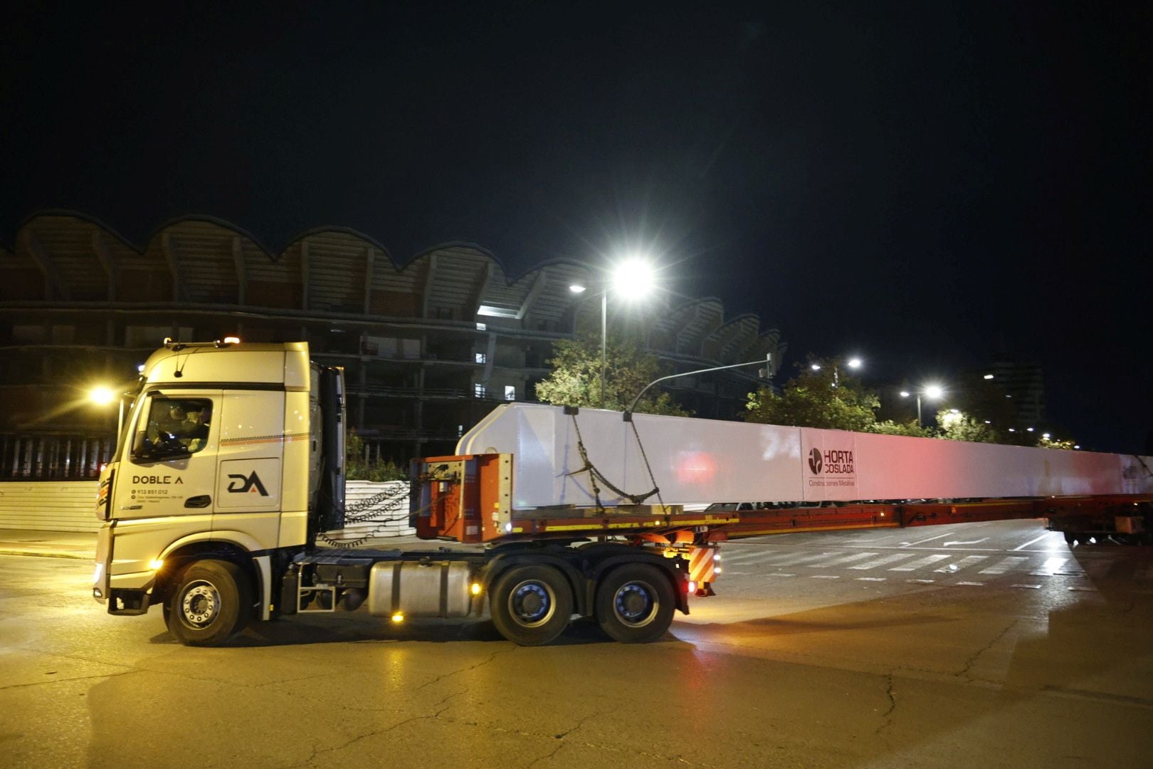 Imagen principal - Los camiones con las vigas, accediendo al Nou Mestalla.