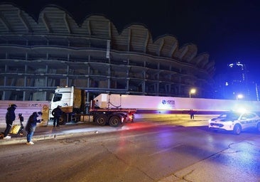 Los dos primeros pilares de la cubierta ya descansan en el Nou Mestalla