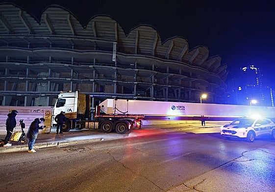 Un camión entrando uno de las vigas al interior del recinto del Nou Mestalla.