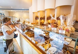 Una clienta del obrador Aspai.