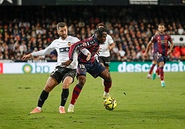 Goduine Koyalipou batalla una posesión con Gayà en el derbi.